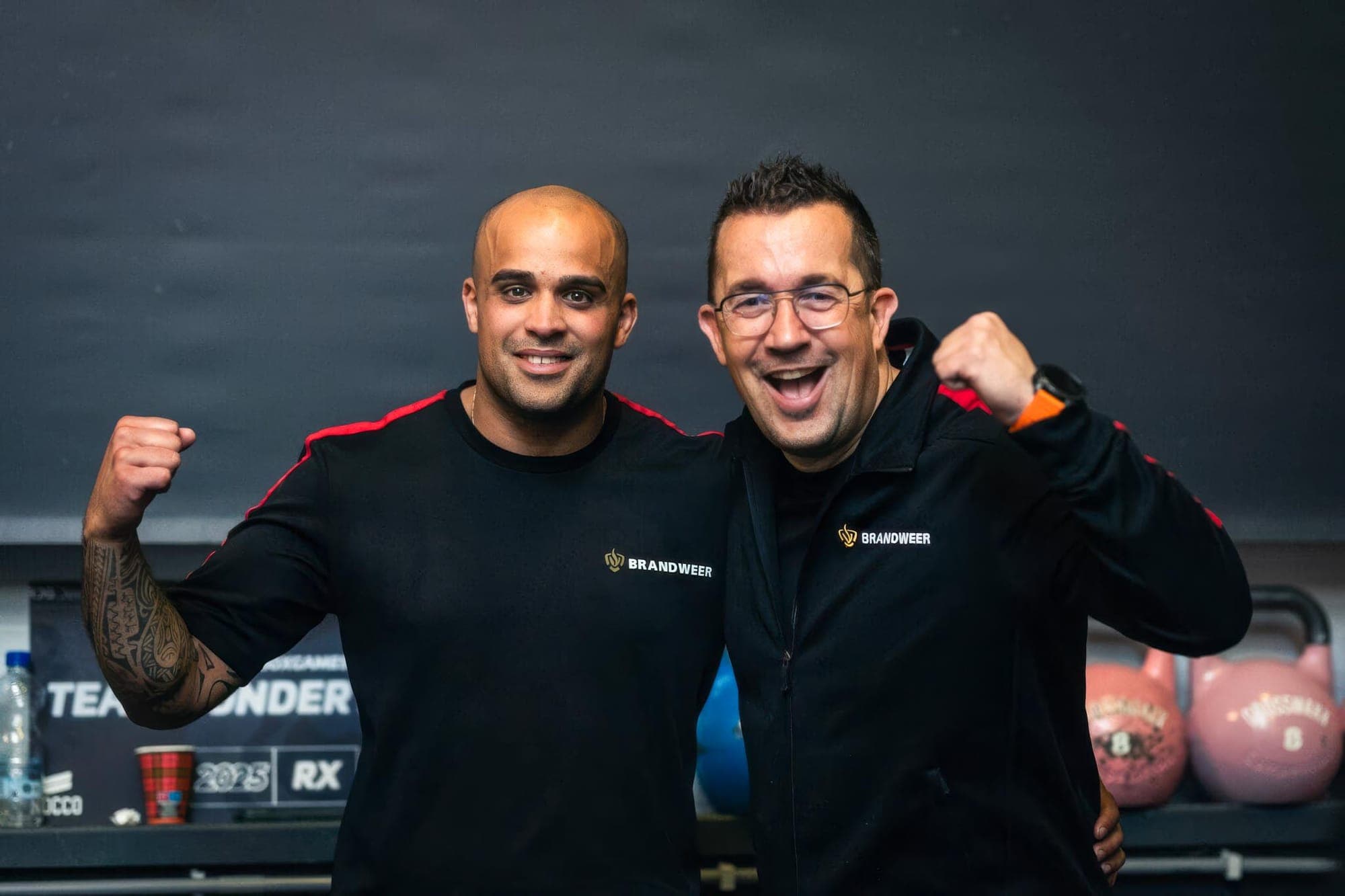 De sfeer na een zware training: samen lachen, high fives en de voldoening van hard werken.
